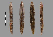 Poignard néolithique en silex du Grand-Pressigny (Indre-et-Loire). La région du Grand Pressigny était une zone de production et de diffusion de silex importante durant la Préhistoire.
