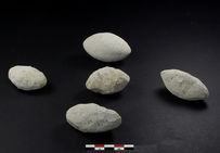 Groupe de balle de fronde. Pour la phase de l’âge du Bronze ancien, entre 1900 et 1800 avant J.C., le site a livré des concentrations de balles de fronde témoignant de scènes de conflits ou de chasse. ZI Le Clos Pré, Alizay (Eure), 2017.