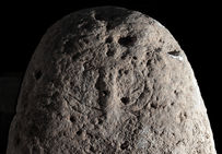 Visage stylisé de la statue-menhir, détail : le nez et les yeux sont en relief, les moustaches (ou tatouages) sont gravées. Puech de la Cabane, La Rouvière (Gard), 2018.