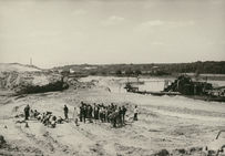 L’extraction industrielle du sable à Montereau-Fault-Yonne a permis la découverte à Pincevent d’amas de silex et d’ossements préhistoriques particulièrement bien conservés (cliché du 6 mai 1964), elle les menaçait en même temps de destruction.  Pincevent, La Grande Paroisse (Seine-et-Marne).