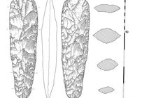 Hache taillée de grande dimension destinée à être polie. Datation : autour de 4000 avant J.C. Le Haut-Château, Jablines (Seine-et-Marne), 1989-1990.