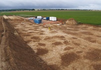 Vue générale du décapage : les taches de limon brun correspondent à l’ouverture des puits de mines. Le Fresne, Ri (Orne), 2007.