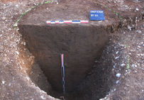 Vue en coupe de la structure de stockage. Ce silo à profil conique est conservé sur 1,45 m de profondeur. Quelques tessons de céramique protohistorique ont été recueillis dans son remplissage. Une datation radiocarbone effectuée sur un échantillon de charbon de bois l'attribue à la fin de lâge du Fer. Crotenay, Sous l’Heute (Jura), 2015.
