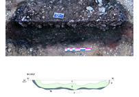 Vue en plan et relevé en coupe de la structure à pierres chauffées. Cette structure présente un creusement très soigné, de forme quadrangulaire avec des angles adoucis. Elle mesure 2,62x1,21 m et est conservée sur 0,33 m de profondeur. La céramique issue de son remplissage est caractéristique de la fin de l'âge du Bronze. Il s’agit d’une structure de combustion sans doute à usage domestique. Crotenany, Sous l’Heute (Jura), 2015.
