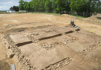 Vue générale des radiers de fondation des murs du fanum du Ier s. de notre ère Le Tertre, Bais/Louvigné-de-Bais (Ille-et-Vilaine), 2012.
