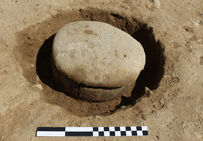 Dépôt funéraire en fosse d’une tombe à incinération protohistorique. Il contient un vase décoré de motifs géométriques incisés utilisé comme urne cinéraire recouvert par un galet faisant office de couvercle. IXe s. avant J.C.  Borde Grande, Saverdun (Ariège), 2018.