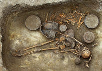 Sépulture d’enfant, 350 à 250 avant J.C. Au centre d’un enclos, un enfant reposait sur un « brancard ». Le port d’accessoires vestimentaires (fibules, éléments de ceinture), l’abondance des dépôts alimentaires et la présence d’un monument révèlent le statut privilégié de cet adolescent. « le Buissonet », Attichy/Bitry (Oise), 2009