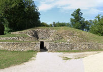 Situés sur un plateau calcaire, les six tumulus de Bougon (Deux-Sèvres) ont été construits au Ve millénaire avant notre ère et forment une nécropole. Avec leur structure formée de grandes pierres tandis que le remplissage a été réalisé en pierre sèche, ils font partie des plus anciennes architectures mégalithiques de la façade atlantique.