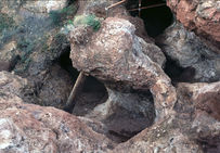 Mine de cuivre de Pioch Farrus, à Cabrières (Hérault). Exploitée dès le début du IIIe millénaire, elle est la plus ancienne mine de cuivre d’Europe occidentale. Le minerai de cuivre en était extrait par des tranchées et de petites galeries souterraines suivant l’axe des filons minéralisés. Ce type de mine pouvait se développer sur plus de 20 m et atteindre près d’une dizaine de mètres de profondeur. Les excavations, dont on aperçoit le départ sur ce cliché, ont été creusées après que la paroi rocheuse ait été « attaquée au feu » (technique du dépilage).