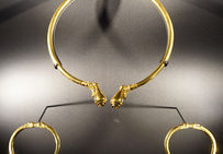Ce torque en or massif (580 g) a été mis au jour en 2015 sur le site de Lavau, dans la plaine de Troyes (Aube). Allongé au centre d'une tombe à char, le prince ou la princesse qui le portait au cou était aussi paré de bracelets en or, d'un brassard en lignite et de perles d'ambre.