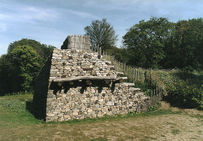 L’oppidum de Bibracte était protégé par un puissant murus gallicus : une technique de construction qui consiste en un talus de terre armé de poutres de bois entrecroisées et renforcé par un parement de pierres. Le mur de Bibracte mesurait plusieurs kilomètres de long. La masse de pierre nécessaire à son édification dépasse ce que le simple collectage du surface pouvait fournir, aussi est-il clair que des extractions du type des carrières à ciel ouvert ont eu lieu.