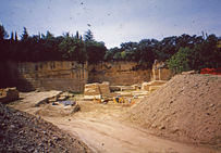La carrière gallo-romaine de l'Estel (ici lors de sa fouille de 1998) a fourni l'essentiel de la pierre de taille (un calcaire coquiller) qui a servi à construire le Pont du Gard, situé à 700 m en amont. Abandonnée à la fin du Ier siècle, elle ne sera à nouveau exploitée qu'au XVIIIe siècle.