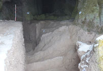 Au cœur de l'Auvergne, la commune d'Orcines (Puy-de-Dôme) abrite les vestiges des carrières mérovingiennes du Clierzou. Les blocs de trachyte qui en étaient extraits avaient déjà les dimensions et les formes des sarcophages dont la taille serait achevée dans un espace voisin. Les parois des cavités laissent apparaître des négatifs d'arrachements trapézoïdaux ou parfois rectangulaires, caractérisant une production quasi standardisée.