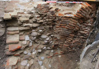 Le Logis de l'Écu a été bâti entre 1538 et 1541 à Toulouse (Haute-Garonne). Ses fondations montrent à quel point la brique a joué un rôle majeur de substitut de la pierre, non seulement sur le plan décoratif mais pour l'ancrage et l'assise des édifices, dans cette région qui en était dépourvue.