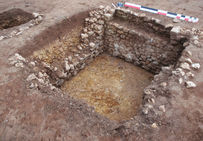 Cette cave du Ier siècle de notre ère était vraisemblablement destinée au stockage des denrées sous-jacente à un habitat. Malgré les récupérations ultérieures d’une partie des maçonnerie l’absence d’accroche d’escalier semble indiquer que l’accès se faisait par une échelle.  Prasville, Vers Chesnay (Eure-et-Loir), 2009.