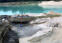 Fouille des locus mésolithiques dans les paléochenaux mis hors d'eau grâce au pompage industriel dans l'étang de la gravière.  Les Hauts des Nachères, Noyen-sur-Seine (Seine-et-Marne), 1984.
