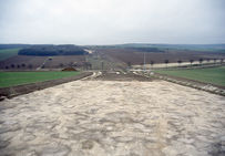 Densité des puits de mine après l’enlèvement de la terre végétale (fin du Ve/début du IVe millénaires). Chaque trace circulaire de teinte grise correspond à l’emplacement d’un puits d’accès creusé dans la craie pour atteindre les bancs de silex.  Les Orlets, Villemaur-sur-Vanne (Aube), 1992.