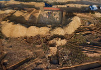 Vue aérienne du site du Chemin de la Fosse de la Haie à Changis-sur-Marne (Seine-et-Marne), 2012. Lors de la fouille préventive d'un site gallo-romain lui-même remarquable, la découverte du squelette presque complet d'un mammouth a justifié la mise en place d'une opération de sauvetage menée conjointement par la Drac (Direction régionale des affaires culturelles) d'Île-de-France, l'Inrap, le CNRS et la Cemex, qui exploite cette carrière.