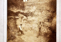 Cette photographie, prise en avril 1859 à la demande des visiteurs anglais de Boucher de Perthes, J. Prestwich et J. Evans, présente la trouvaille d’un biface encore en place dans la stratigraphie de la carrière de Saint-Acheul. Comme le dit la légende originale, « L’ouvrier montre du doigt la hache engagée dans la masse de cailloux ». Il s’agit là d’un moment important dans l’usage de la photographie comme moyen de démonstration objective.