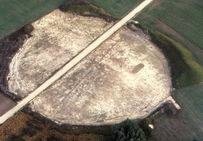 Vue aérienne du site de Balloy : enceinte fossoyée en fin de fouille et piste de la carrière  Les Réaudins, Balloy (Seine-et-Marne), 1991