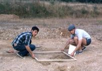 Suivant les pas de l'abbé Merlange, qui avait initié de nombreuses fouilles entre Sens et Auxerre, de Pierre Parruzot et d'Henri Carré, les frères Claude et Daniel Mordant illustrent l'évolution de l'archéologie régionale, du bénévolat à la professionnalisation. Ils sont ici photographiés en 1965 dans la sablière de Gours-aux-Lions à Marolles-sur-Seine (Seine-et-Marne), où ils ont étudié une occupation s'étendant du Néolithique à l'âge du Bronze final.