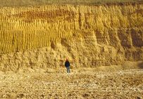 Les occupations préhistoriques, sur des buttes de graviers, ont été régulièrement recouvertes par des couches de sable.