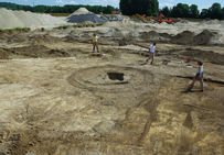 Vue générale d'un enclos funéraire au milieu d'une carrière en cours d'exploitation, nécropole d'Attichy (Oise), IIIe siécle avant notre ère, fouillée en 2009.