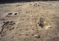 Maison 150 au premier plan avec ses deux fosses latérales et en arrière-plan la maison 10 construite selon le même modèle général.  Datation 4950-4700 BC La Porte aux Bergers, Vignely (Seine-et-Marne), 1993/1994.