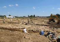 La voie du IIIe s. en cours de fouille. Elle est composée de blocs de moyen module renforcés latéralement par d’imposants blocs de grès. La Masure à Boquet, Changis-sur-Marne (Seine-et-Marne), 2012.